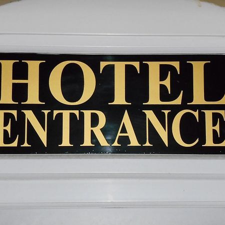 Oyo Main Top Hotel Widnes Bagian luar foto