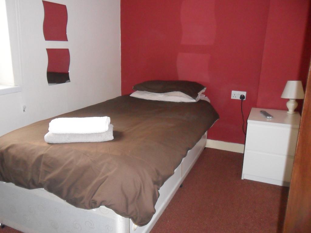 Oyo Main Top Hotel Widnes Bagian luar foto