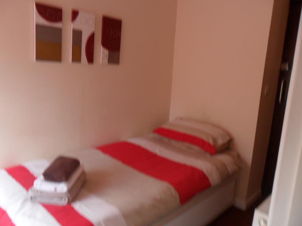Oyo Main Top Hotel Widnes Bagian luar foto