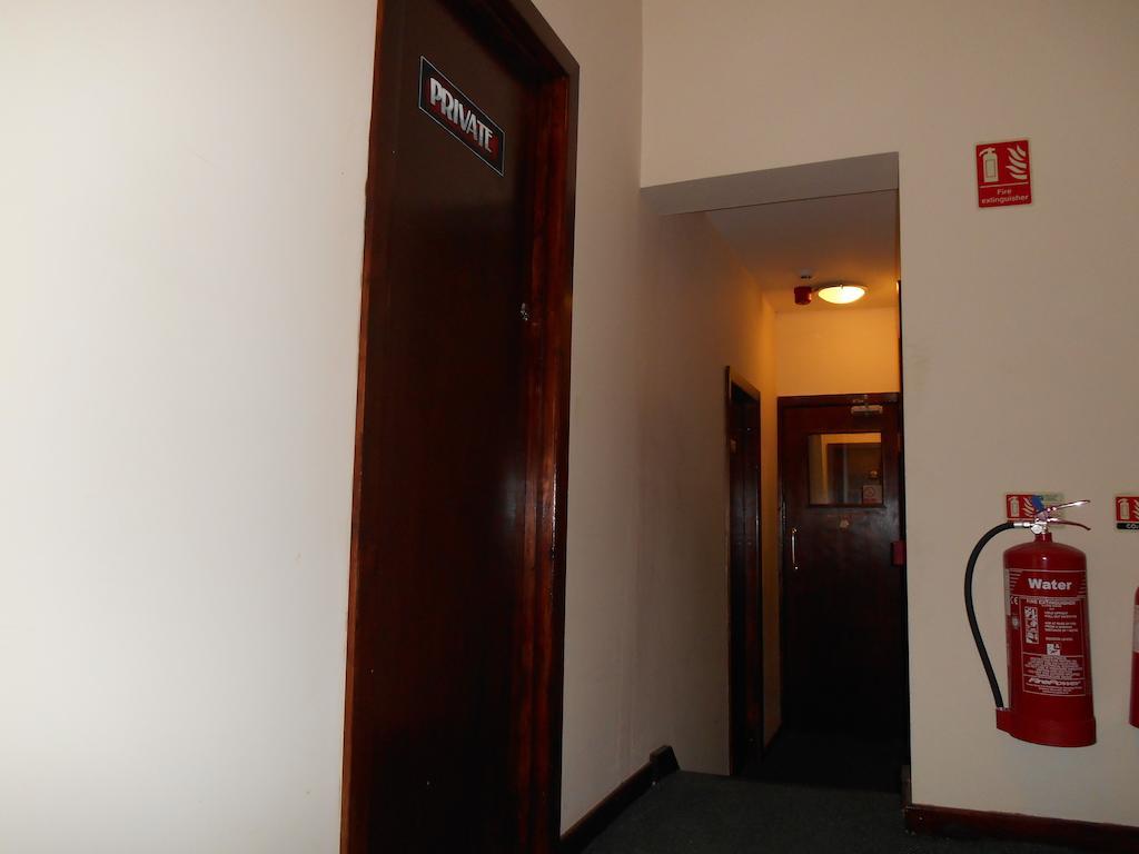 Oyo Main Top Hotel Widnes Bagian luar foto