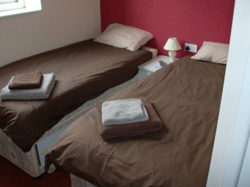 Oyo Main Top Hotel Widnes Bagian luar foto