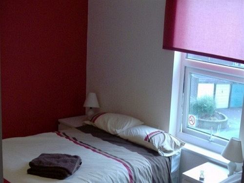 Oyo Main Top Hotel Widnes Bagian luar foto