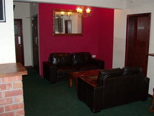 Oyo Main Top Hotel Widnes Bagian luar foto
